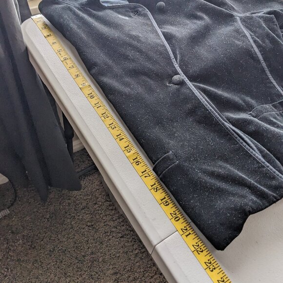 Vintage GAP black velvet blazer, circa 2005, slightly cropped - Picture 6 of 9